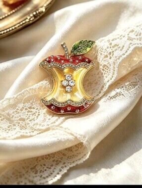 Beautiful Apple Core Brooch NEW